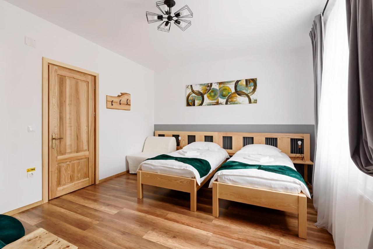 Chic Voyage Hotel Sibiu Bagian luar foto